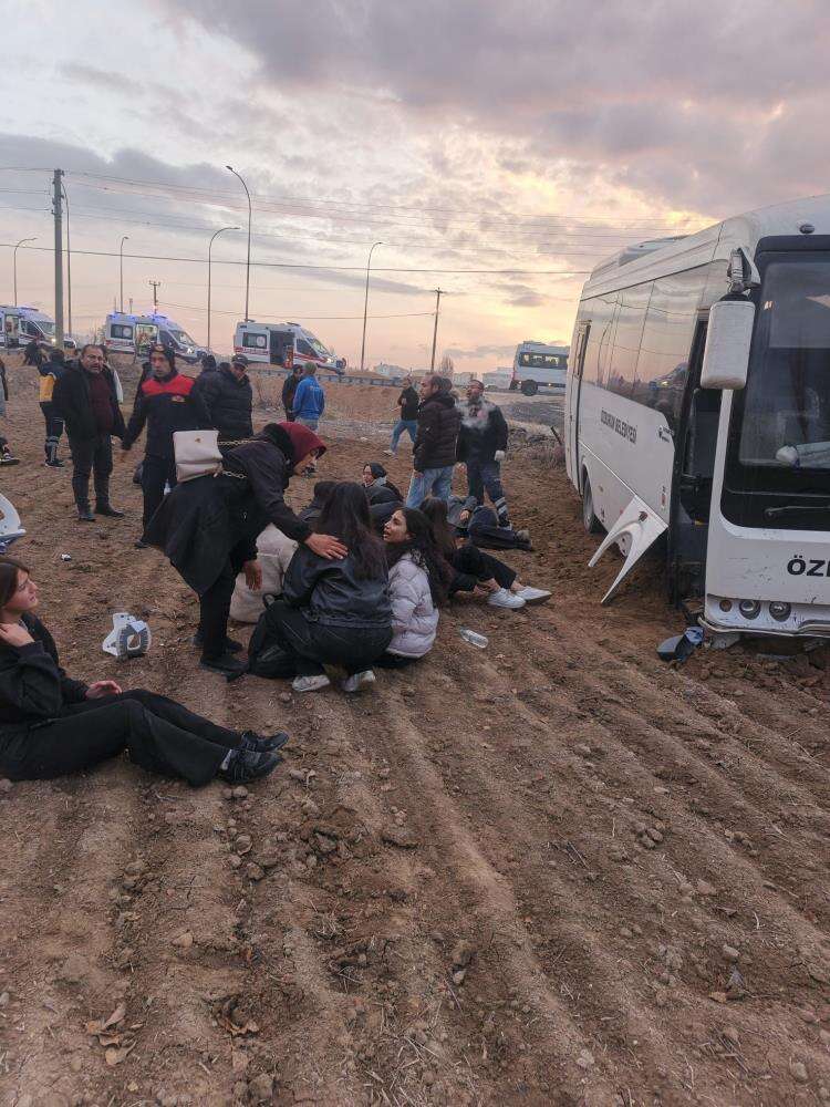 Öğrenci servisi kamyonetle çarpıştı, 17 yaralı var! Kaza sonrası can pazarı 6